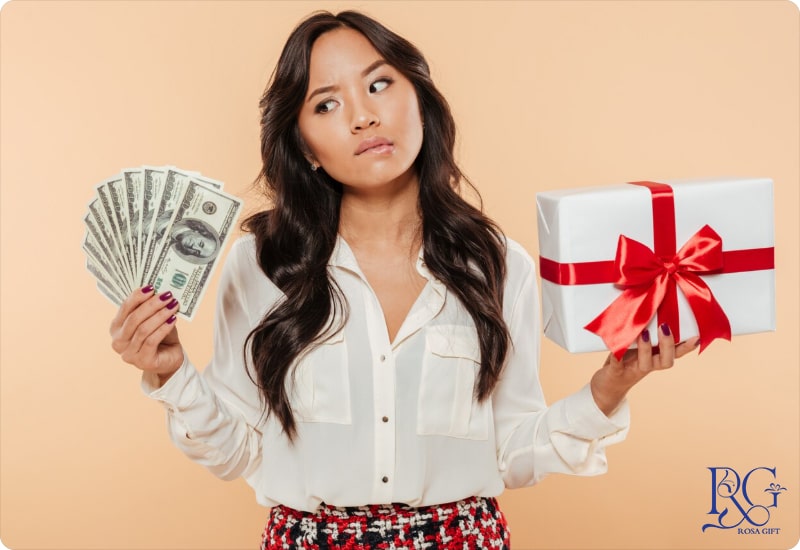 تمرکز بیش از حد روی قیمت یا برند برای خرید هدیه برای خانم ها
